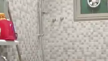 Desi aunty bathroom selfie Video