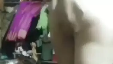 Horny village Desi XXX girl masturbating her bald pussy on cam