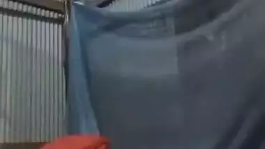 Bangla sex video of a poor aunty bouncing on a plastic bottle